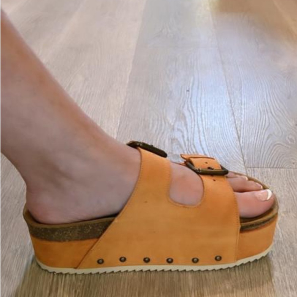NWOB Intentionally Blank Rust Color Platform Sandal